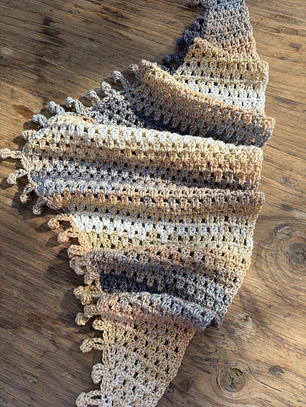 Pañuelo Brigitte crochet tonos beige y gris