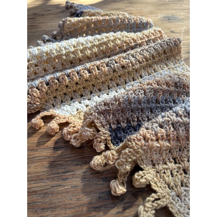 Pañuelo Brigitte crochet tonos beige y gris 2