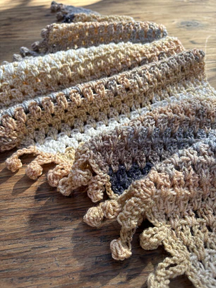 Pañuelo Brigitte crochet tonos beige y gris
