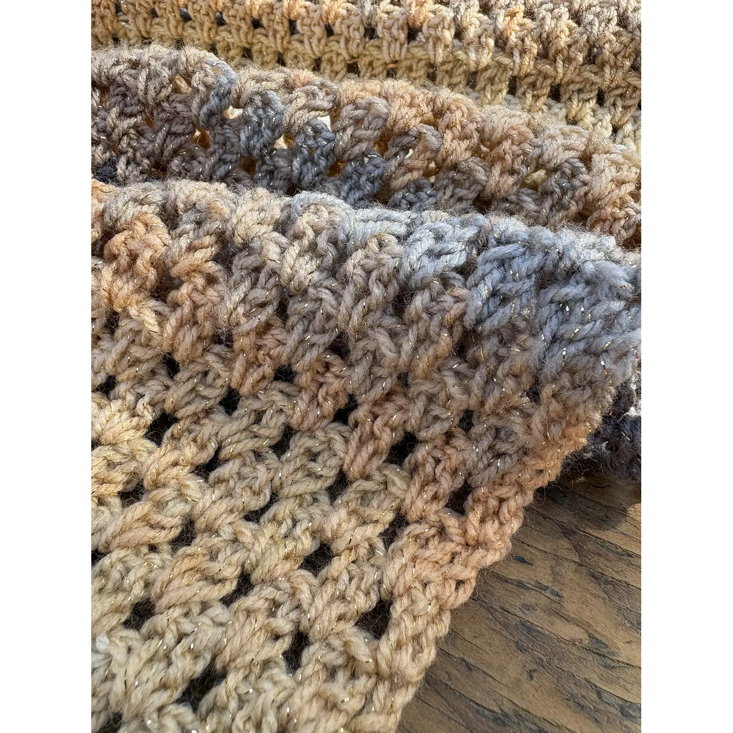 Pañuelo Brigitte crochet tonos beige y gris 3