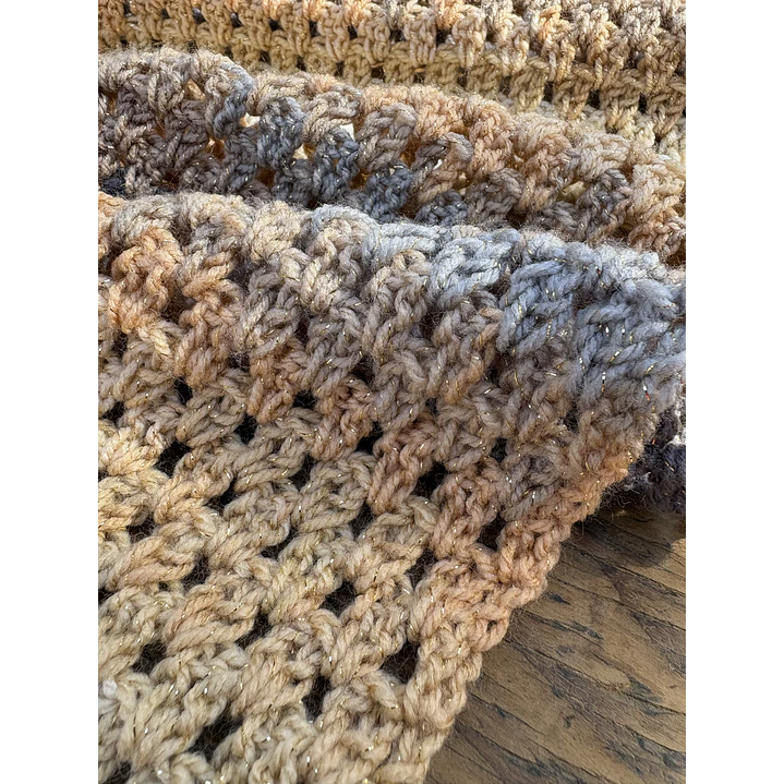 Pañuelo Brigitte crochet tonos beige y gris 3