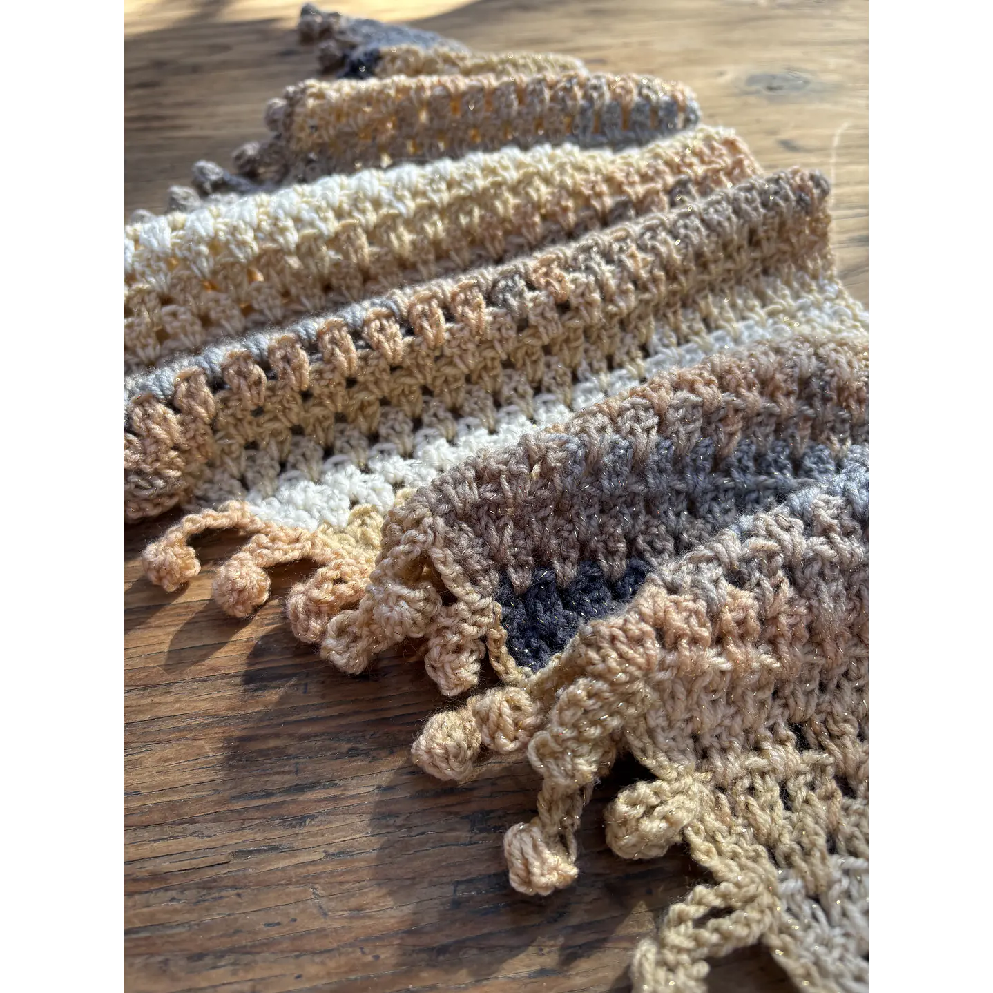 Pañuelo Brigitte crochet tonos beige y gris 4