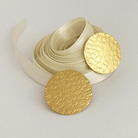 Aros con textura bañados en oro