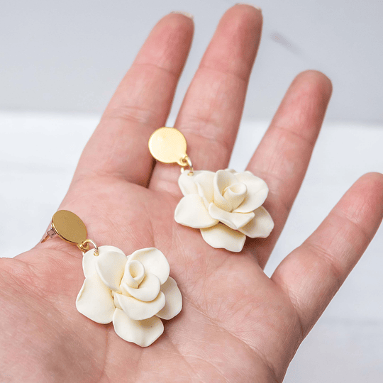 Aros flores blancas de arcilla