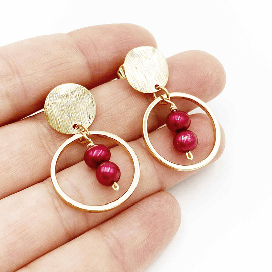 Aros curvas y argolla con perlas color cereza