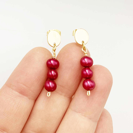 Aros pequeños con perlas naturales color cereza 