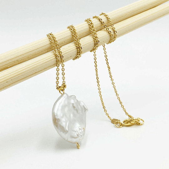 Collar cadena dorada con perla natural