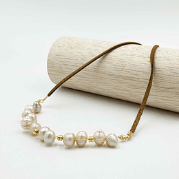 Collar gamuza con perlas naturales