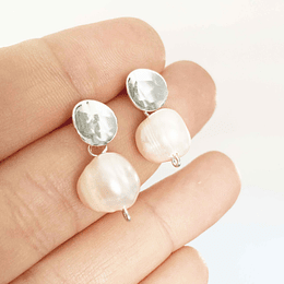 Aros de plata martillada y perlas naturales