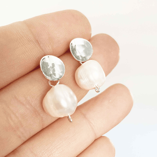 Aros de plata martillada y perlas naturales