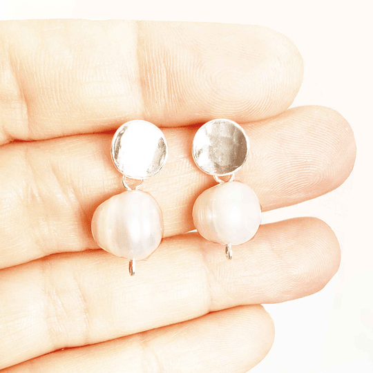 Aros de plata martillada y perlas