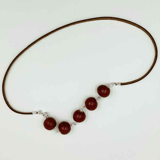 Collar cerámica roja con gamuza