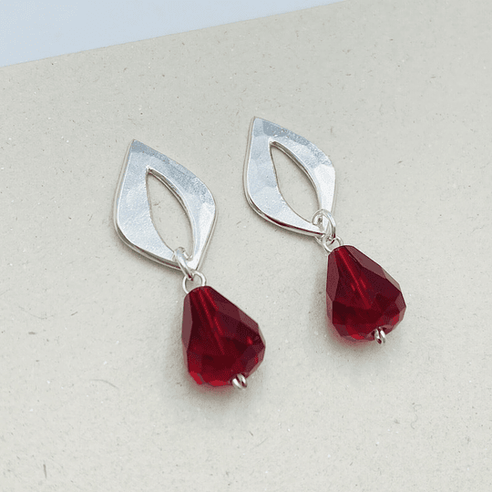 Aros pétalo de plata y cristal rojo