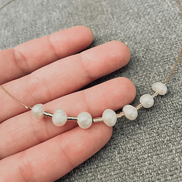 Collar dorado con perlas naturales