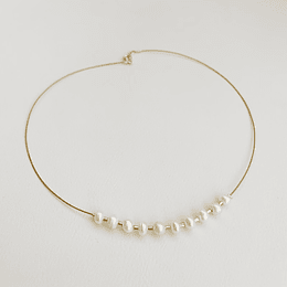 Collar dorado con perlas naturales