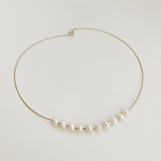 Collar dorado con perlas naturales