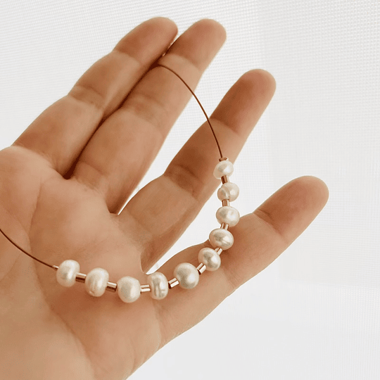 Collar dorado con perlas naturales