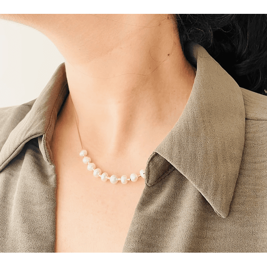 Collar dorado con perlas naturales