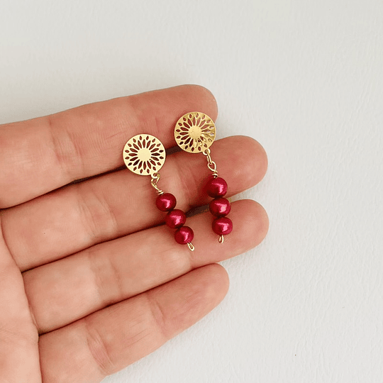 Aros dorados y perlas cereza