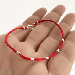 Pulsera roja y mostacillas de plata
