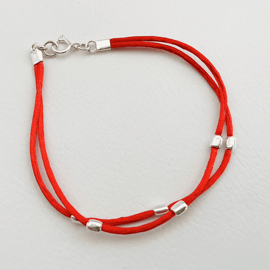 Pulsera roja doble y mostacillas de plata