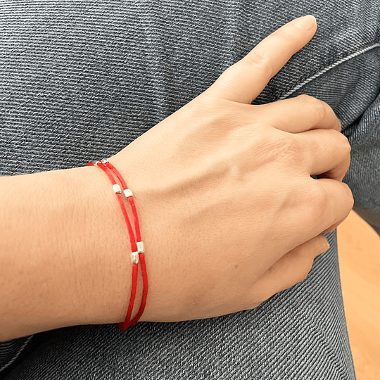 Pulsera roja doble y mostacillas de plata