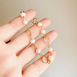 Pulsera dorada y perlas naturales