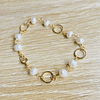 Pulsera dorada y perlas naturales
