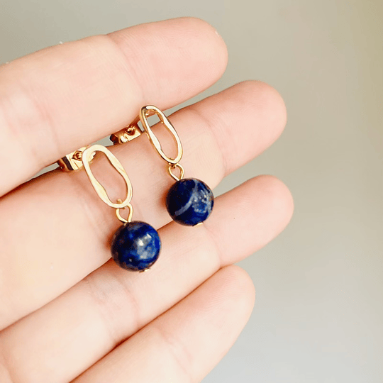 Aros dorados con piedra Lapislázuli