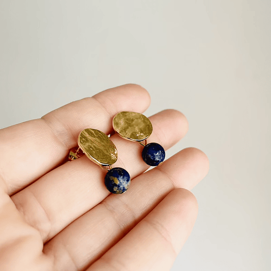 Aros dorados con piedra Lapislazuli