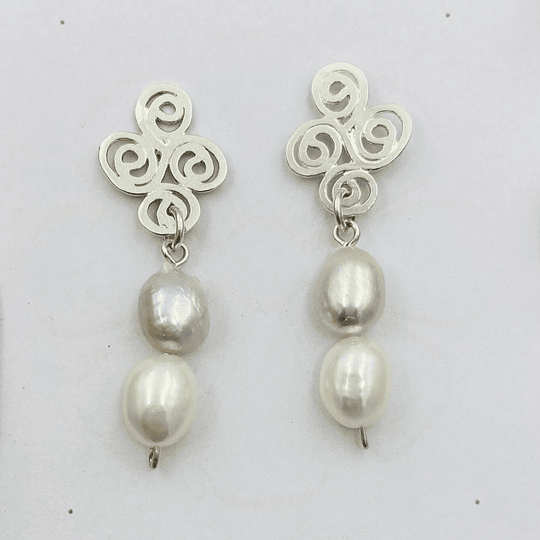 Aros remolinos con perlas naturales