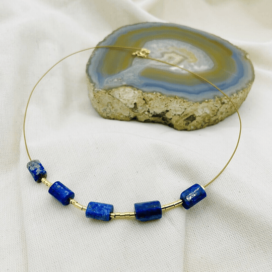 Collar dorado con tubos de Lapislázuli