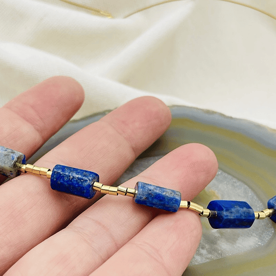 Collar dorado con tubos de Lapislázuli