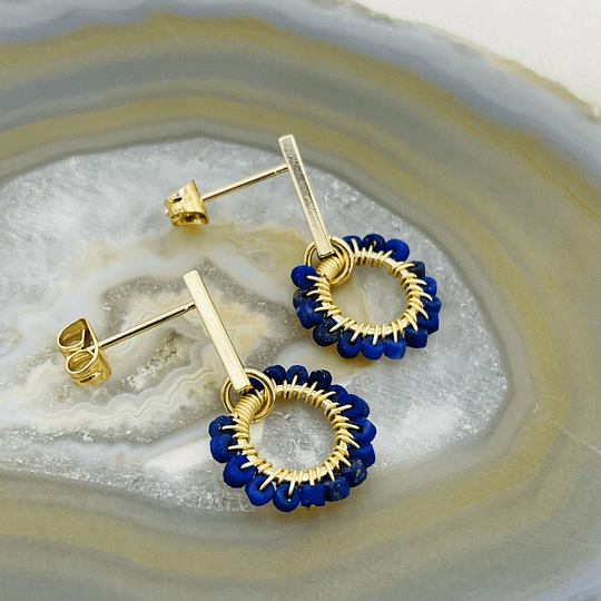 Aros ¨Margarita¨entorchada con Lapislázuli