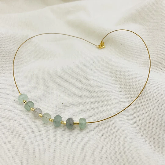 Collar dorado con piedras Fluorita verdes