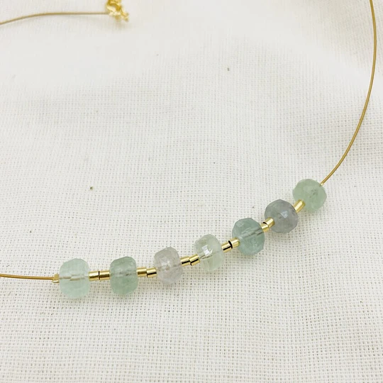 Collar dorado con piedras Fluorita verdes