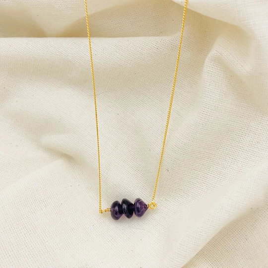 Collar dorado con piedras Amatista naturales