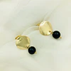 Aros dorados con piedra Obsidiana