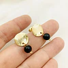 Aros dorados con piedra Obsidiana