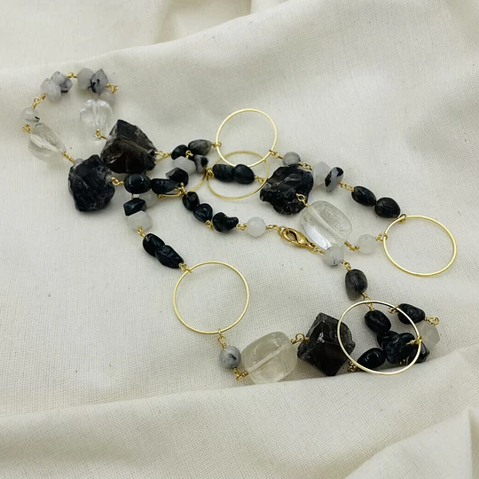 Collar largo dorado con piedras naturales