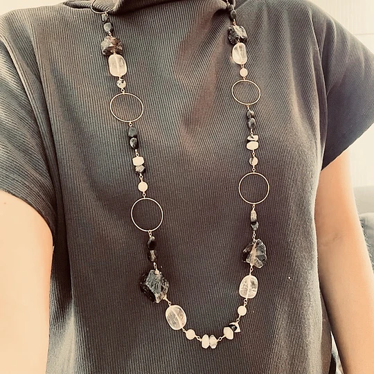 Collar largo dorado con piedras naturales