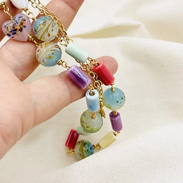 Collar con piezas de cerámica. vidrio pintados