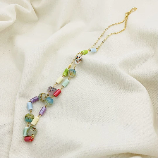 Collar con piezas de cerámica. vidrio pintados