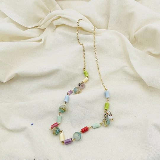 Collar con piezas de cerámica. vidrio pintados