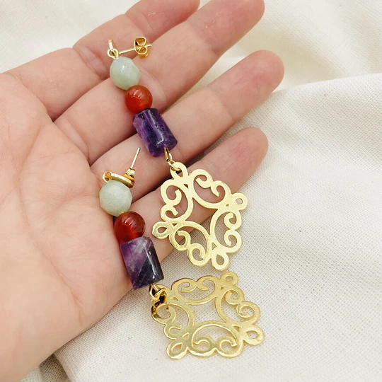 Aros figura ¨reina¨ dorados con mix piedras