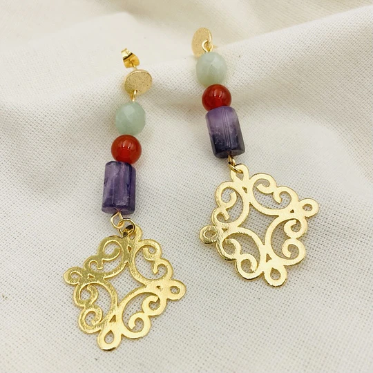 Aros figura ¨reina¨ dorados con mix piedras