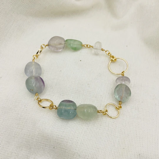Pulsera piedras Fluorita y argollas doradas