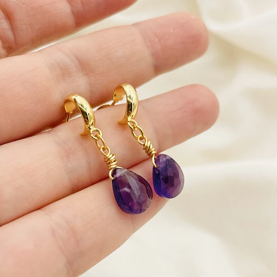 Aros dorado con gota Amatista