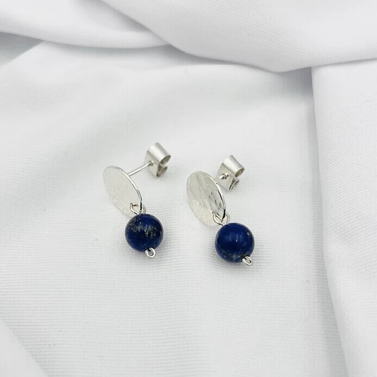 Aros de plata martillada y Lapislázuli