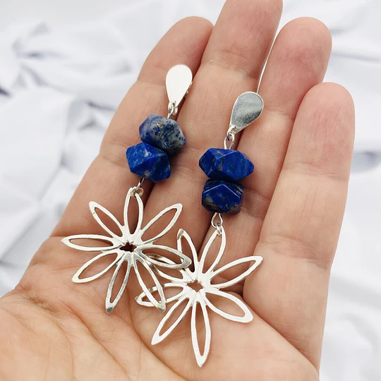 Aros largos flor Crisantemo de plata con Lapislázuli